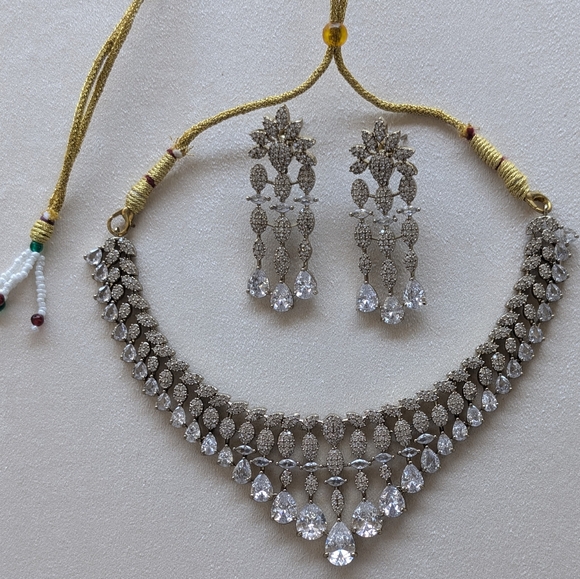 Jewelry - Crystal Teardrop Necklace with Matching Earrings - White/Gold